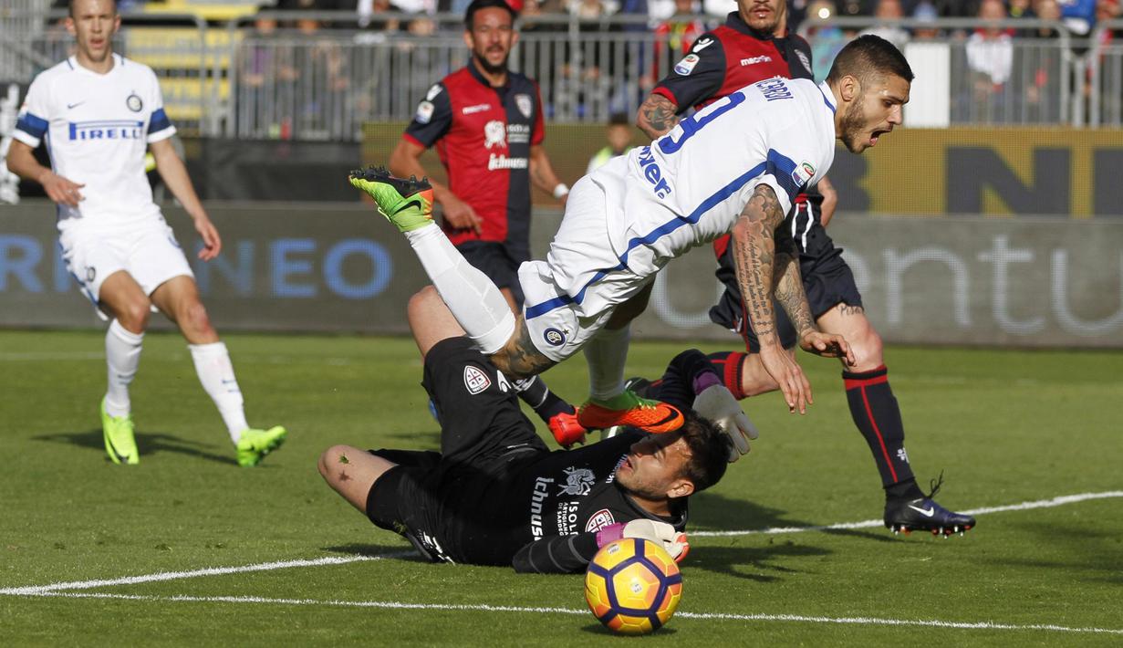 Pemain Mauro Icardi (atas) terjatuh saat dihadang kiper Cagliari, Gabriel Vasconcelos Ferreira pada lanjutan Serie A di Sant'Elia stadium,  Cagliari, (5/3/2017). Inter Milan menang 5-1. (EPA/Fabio Murru)