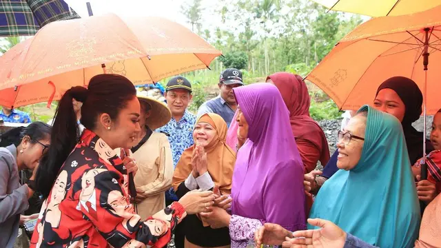 7 Potret Krisdayanti saat Blusukan, Gayanya Jadi Sorotan