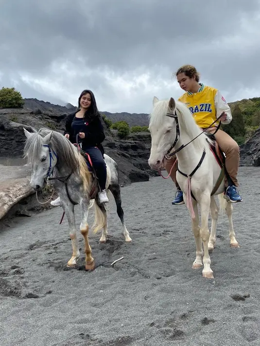 Di sisi lain, Tissa pun mengungkap tentang sang kekasih. Ia sangat bahagia dan bersyukur bertemu dengan Dul karena sosoknya yang baik dan juga perhatian. (Instagram/duljaelani)