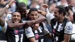 Para pemain Newcastle United merayakan gol ke gawang Bolton Wanderers yang dicetak Hatem Ben Arfa dalam laga Liga Inggris 2011/2012 di St James' Park, Newcastle (9/4/2012). Pada musim 2011/2012 Newcastle United berhasil menyodok ke peringkat 6 pada klasemen akhir Liga Inggris. Klub Big Six yang terlempar dari posisi enam besar adalah Liverpool di posisi ke-8. (AFP/Graham Stuart)