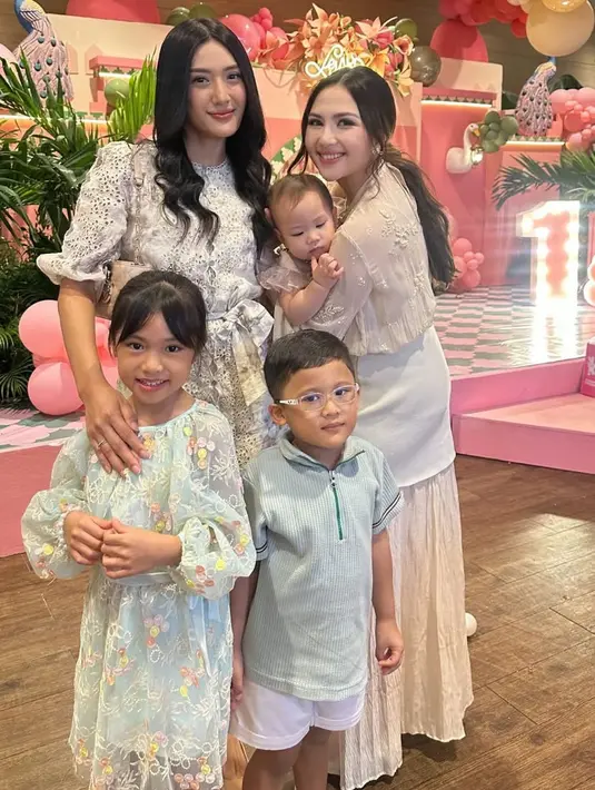 Annisa Azizah hadir bersama kedua anaknya. Annisa tampil mengenakan mini dresss putih lace model lengan 3/4. [@anissaaziza]