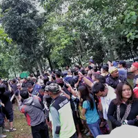 Suasana TPU Ujung Berung, Rabu (30/03/16) ramai dipenuhi pengunjung untuk melayat mendiang kepergian ayahanda Ariel Noah. (Adrian Putra/Bintang.com)