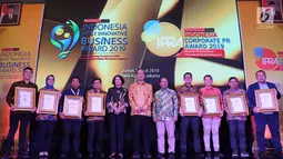 Para pemenang penghargaan Most Innovative Business Award 2019 di Jakarta, Jumat (26/7/2019). Telkomsel meraih penghargaan sebagai perusahaan Inovatif dalam Mengembangkan Kegiatan Bisnis Pelanggan melalui Aplikasi Telkomsel myBusiness yang berkomitmen melakukan inovasi produk. (Liputan6.com/HO/Ady)