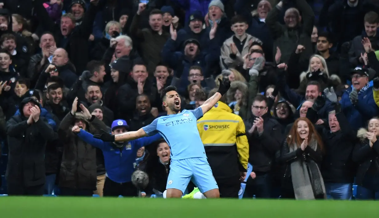 Ekspresi pemain Manchester City, Sergio Aguero saat merayakan golnya ke gawang Burnley pada lanjutan Premier League di Etihad Stadium, (2/1/2017).  Manchester City menang 2-1. (Reuters/Anthony Devlin)
