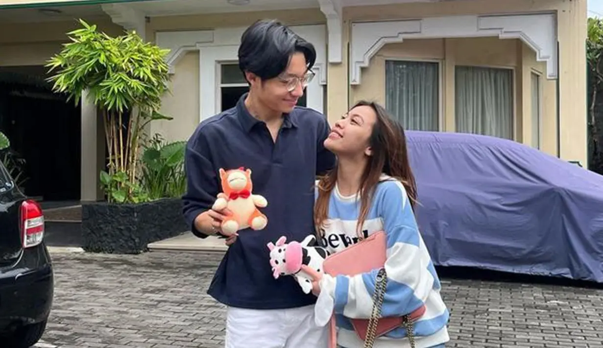 Baru terungkap, Frislly Herlind dan Kiesha Alvaro ternyata PDKT 3 bulan sebelum memutuskan untuk pacaran. Frislly mengungkapan sepertinya waktu pendekatan yang terlalu singkat membuat hubungannya dengan Kiesha cepat berakhir. Pasalnya mantan kekasih Jordi Onsu itu biasanya PDKT atau pendekatan selama 5 bulan sampai benar-benar merasa nyaman. (Liputan6.com/IG/kiesha.alvaro)