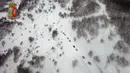 Sejumlah kendaraan petugas penyelamat saat menuju hotel Rigopiano setelah diterjang longsor salju, Farindola, Italia (19/1). Hotel bintang empat tersebut terkubur longsor salju, menyebabkan sekitar 30 orang hilang. (AFP Photo/vigili del Fuoco/Handout)