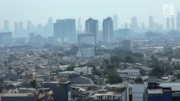 Pemandangan pemukiman penduduk dan gedung bertingkat di Jakarta, Senin (23/9/2019). Berdasarkan Global Liveability Report 2019, Jakarta jauh tertinggal dibandingkan kota-kota lain di dunia maupun kawasan Asia-Australia. (Liputan6.com/Faizal Fanani)