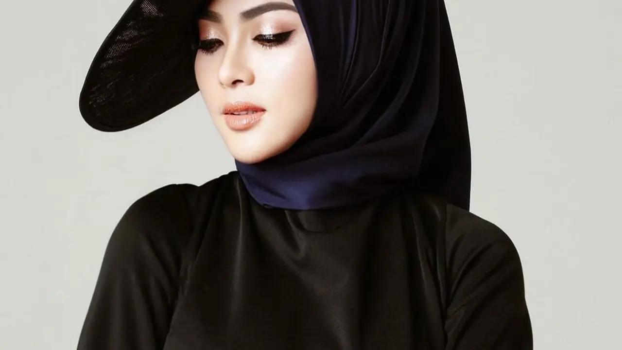 FOTO: Gaya OOTD Syahrini Pakai Topi, Elegan dan Memesona