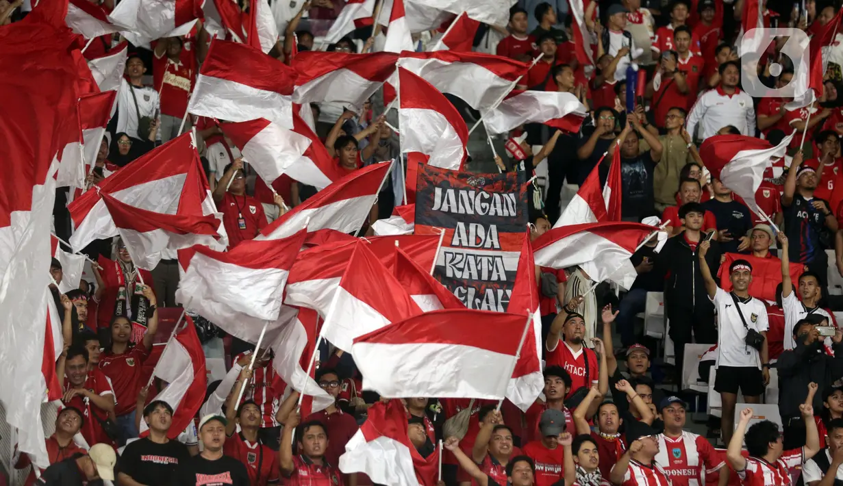 Pendukung Garuda Muda memenuhi area tribun penonton jelang laga lanjutan Grup A Piala AFF U-23 2025 antara Timnas Indonesia melawan Malaysia di Stadion Utama Gelora Bung Karno, Jakarta, Senin (21/7/2025). (Liputan6.com/Helmi Fithriansyah)