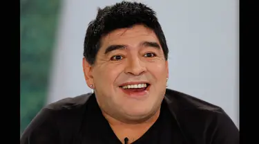 Penampilan baru legenda sepakbola Diego Armando Maradona pasca operasi plastik dalam sebuah acara televisi The Zurda di Caracas, Venezuela. Foto diambil pada 1 Maret 2015. (REUTERS/Jorge Silva)