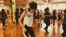 Menjaga kebugaran tubuh dengan melakukan zumba juga menjadikannya terlihat awet muda. Putri Marino tak bisa lepas dari zumba lantaran olahraga itu memiliki unsur tari, hobi yang ditekuninya sejak zaman SMA. Diakuinya, zumba membuat ibu satu anak ini bahagia dan makin percaya diri. (Liputan6.com/IG/@putrimarino)