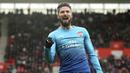 Striker Arsenal, Olivier Giroud, melakukan selebrasi usai mencetak gol ke gawang Southampton pada laga Premier League di Stadion St Mary's, Minggu (10/12/2017). Arsenal bermain imbang 1-1 dengan Southampton. (AP/Adam Davy)