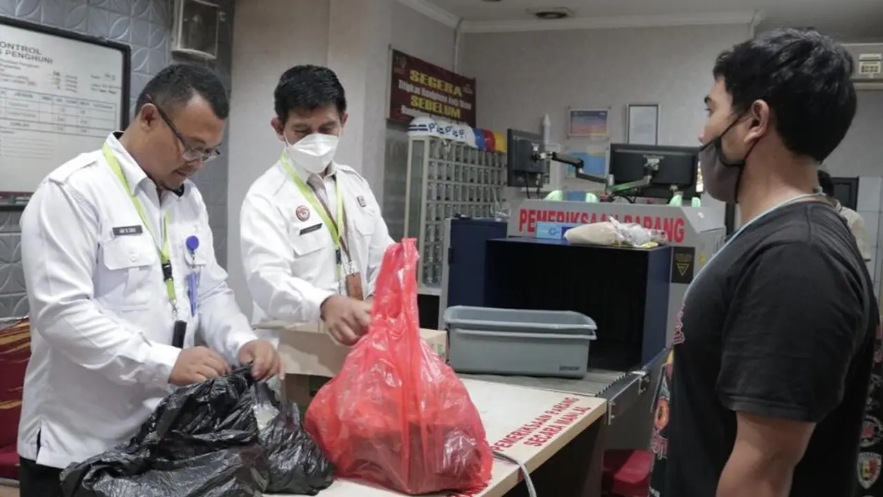 Lembaga Pemasyarakatan (Lapas) Kelas II A Cibinong, kembali membuka kunjungan secara tatap muka bagi keluarga yang akan mengunjungi warga binaan atau narapidana (Liputan6.com/Achmad Sudarno)