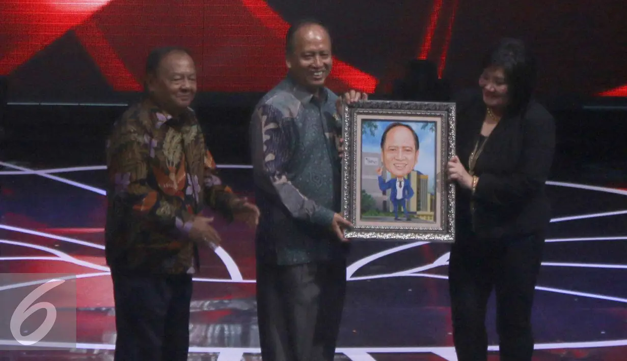 Menristek-Dikti Muhammad Nasir (batik biru) di dampingi oleh Ketua yayasan Akademi Televisi Indonesia (ATVI) Maria Suryani (baju hitam) usai kuliah perdana di studio Indosiar, Jakarta, Rabu (31/8). (Liputan6.com/Angga Yuniar)