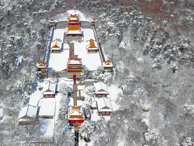 Pemandangan dari atas saat Taman Beiling diselimuti salju di Shenyang di provinsi Liaoning, China (15/3). Usai hujan salju, Taman Beiling diselimuti salju tebal. (AFP)