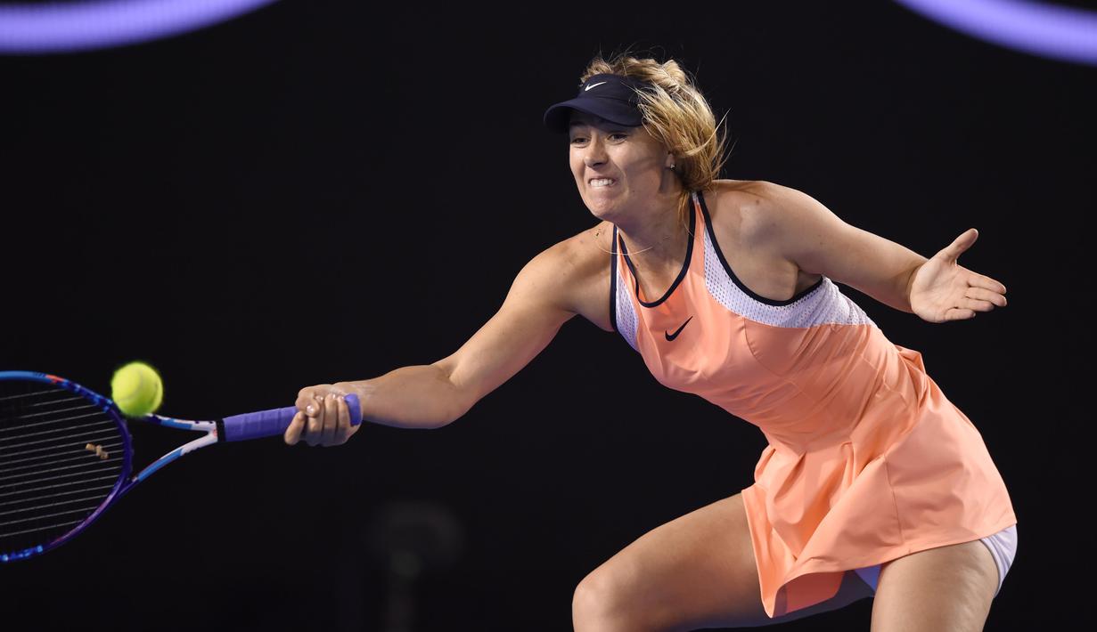 Petenis Russia, Maria Sharapova  mengembalikan bola pada hari ke-5 turnamen tenis Australian Open 2016  di Melbourne, Jumat (22/1/2016).  (AFP/Greg Wood)