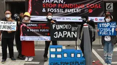 Aktivitis melakukan aksi di depan Kedubes Jepang di Jakarta, Rabu (26/6/2019). Dalam aksinya aktivis lingkungan yang mengatasnamakan Koalisi Untuk Keadilan Energi dan #BersihkanIndonesia meminta Jepang, selaku tuan rumah KTT G20 menunjukan kepemimpinan iklim. (Liputan6.com/Immanuel Antonius)