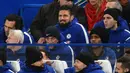 Penyerang baru Chelsea, Olivier Giroud saat menyaksikan rekan-rekannya bertanding melawan Bournemouth pada lanjutan Liga Inggris di Stamford Bridge di London, (31/1). Giroud dikontrak Chelsea senilai 18 juta pound ($ 25 juta). (AFP Photo/Glyn Kirk)