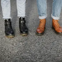 Sepatu untuk jalan jauh harus memenuhi beberapa aspek penting, mulai dari bantalan yang cukup, stabilitas, hingga ukuran yang pas di kaki. (foto/dok: freepik)
