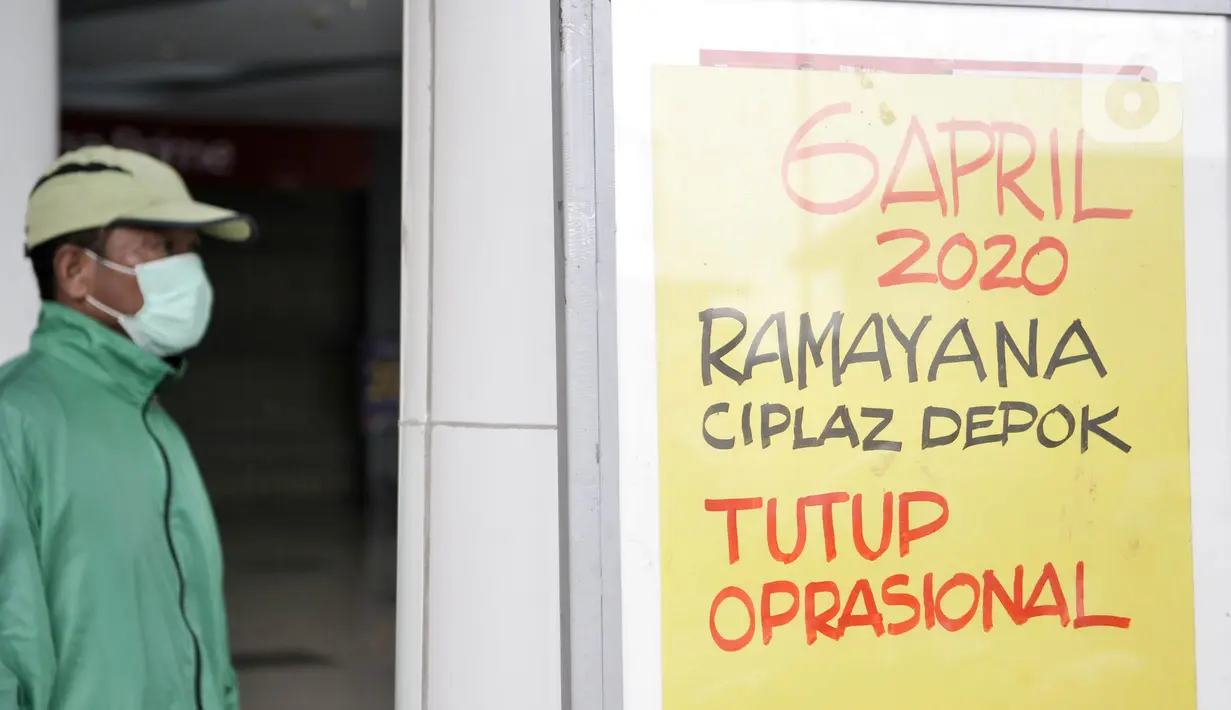 Warga melintasi gerai Ramayana yang tutup di City Plaza Depok, Rabu (8/4/2020). Ramayana Departement Store menutup operasionalnya di City Plaza Depok, dimana 87 karyawan terkena PHK lantaran wabah virus corona telah menyebabkan omzet penjualan menurun. (merdeka.com/Iqbal Nugroho)