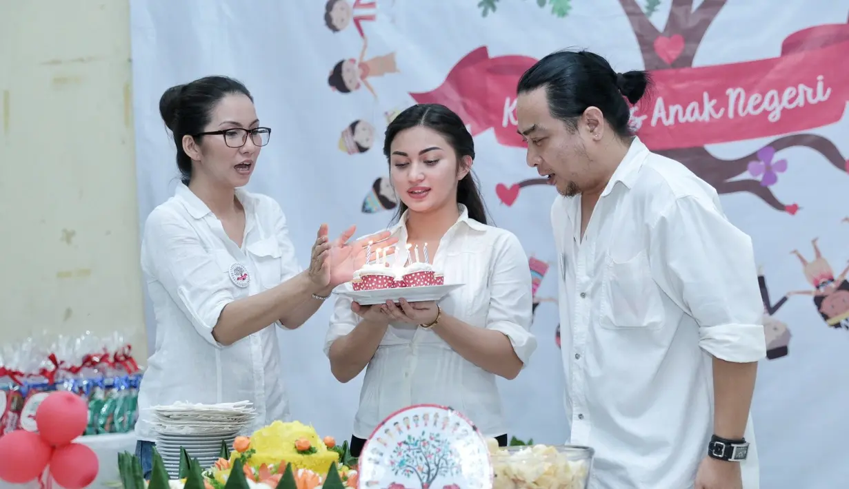 "Kadonya ada lah, spesial dan rahasia untuk wanita (Ariel Tatum) dengan hati terbaik," ujar Dul Jaelani saat menghadiri perayaan ultah Ariel Tatum bersama anak kurang mampu. (Adrian Putra/Bintang.com)