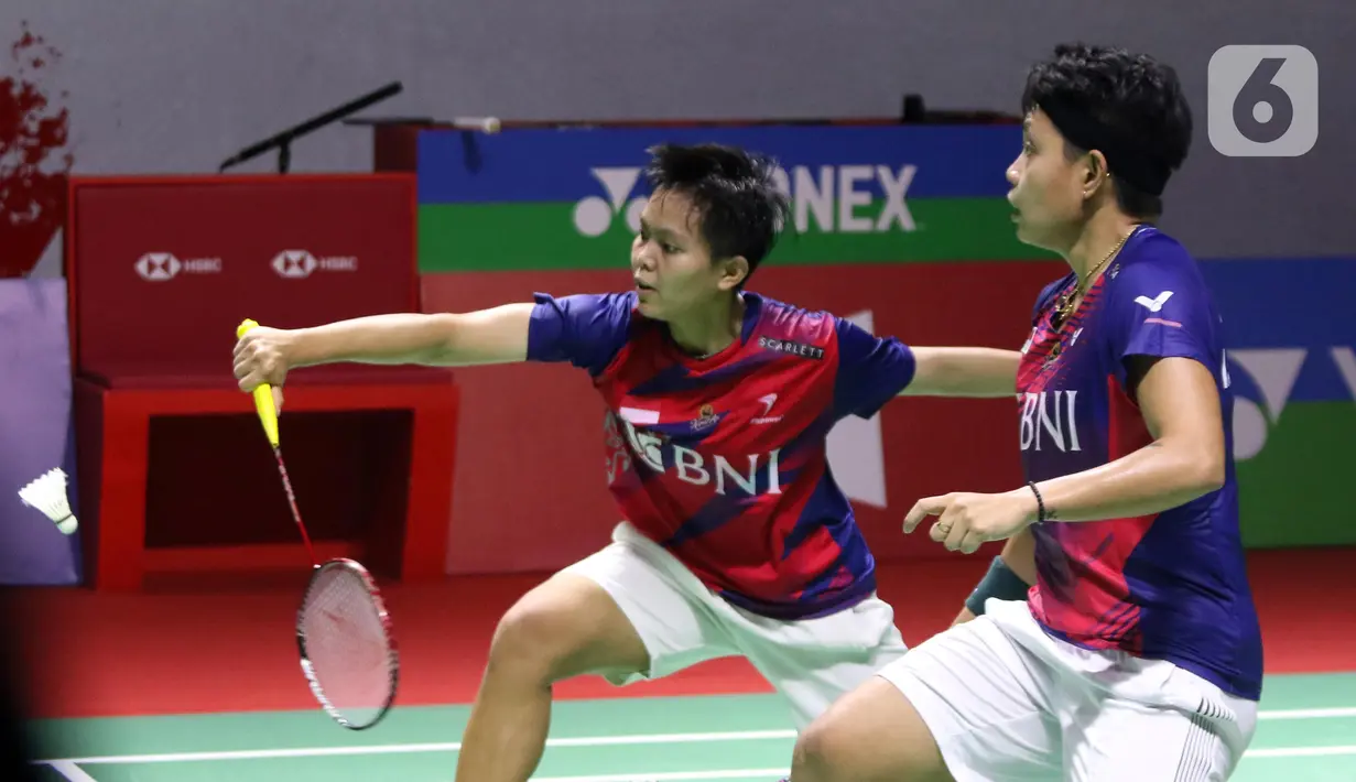 Pebulutangkis ganda putri Indonesia Apriyani Rahayu/Siti Fadia Silva Ramadhanti saat berlaga di babak Perempat Final Indonesia Masters 2023 melawan Jongkolphan Kititharakul/Rawinda Prajongjai (Thailand) di istora Senayan, Jakarta, Jumat (27/1/2023). Kekalahan dari Jongkolphan Kititharakul/Rawinda Prajongjai (Thailand) memupus asa Apriyani/Fadia untuk melaju ke babak semifinal Indonesia Masters 2023. (Liputan6.com/Helmi Fithriansyah)