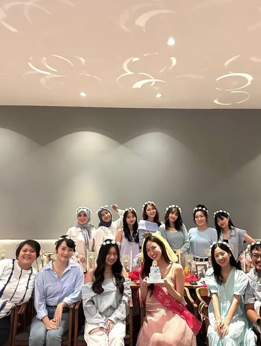 Shanju memamerkan momen dirinya ketika menggelar bridal shower bersama eks member JKT48. [@shanju]