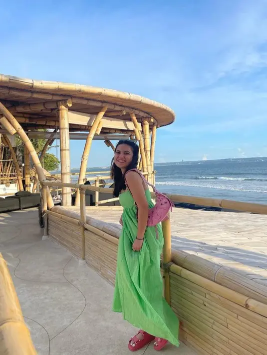 Tampil eye-catching dengan dress warna hijau cerah, sling bag dan sandal pink. @aruanmarsha.