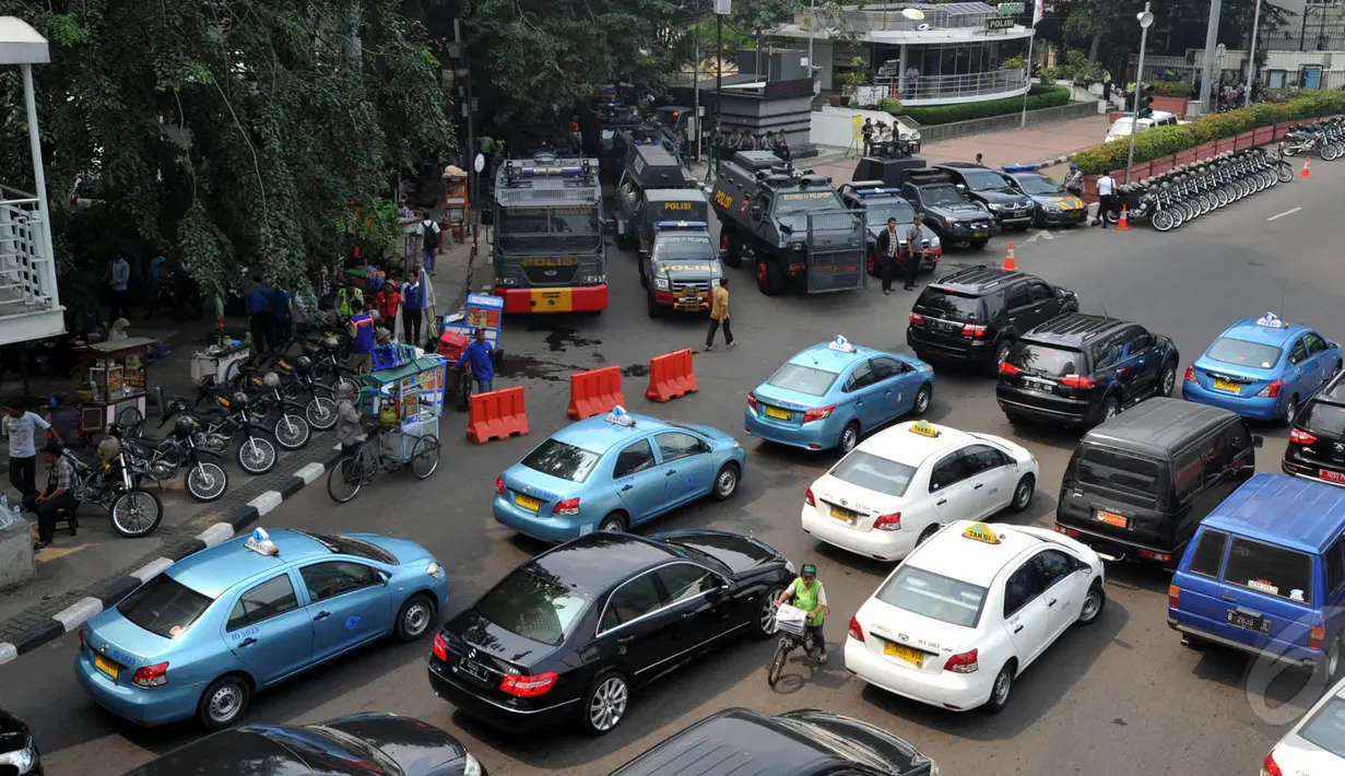 Suasana penjagaan di kawasan Bundaran Hotel Indonesia, Jakarta (20/5/2015). Penjagaan ini berkaitan dengan akan dilaksanakannya aksi ribuan mahasiswa di depan Istana Presiden. (Liputan6.com/Johan Tallo)