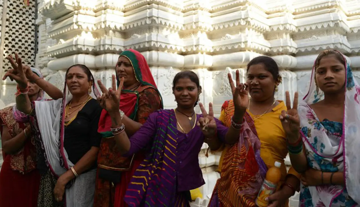 Di jalanan pun ekspresi kebahagiaan terpancar dari para komunitas waria India (AFP PHOTO/Sam PANTHAKY)