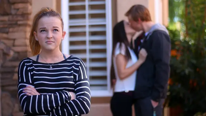 "Main Belakang" dengan Pacar Sahabatmu? Jangan Sampe, deh!