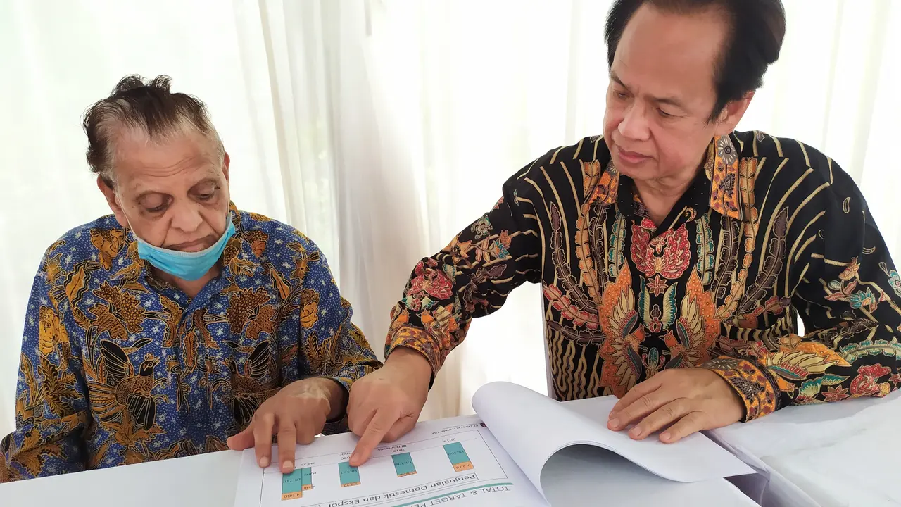 Direktur PT Emdeki Utama Tbk, Kilambi Chakravarthi (kiri) dan Direktur Emdeki, Vincent Secapramana. (Dian Kurniawan/Liputan6.com)