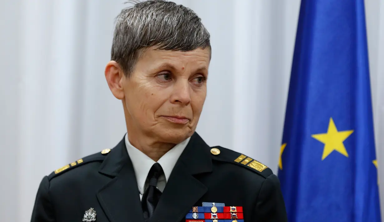 Mayor Jenderal, Alenka Ermenc menghadiri upacara serah terima jabatan sebagai Panglima Militer di Ljubljana, Slovenia, Rabu (28/11). Ermenc menjadi satu-satunya perempuan di antara panglima militer negara anggota NATO lainnya. (AP/Darko Bandic)