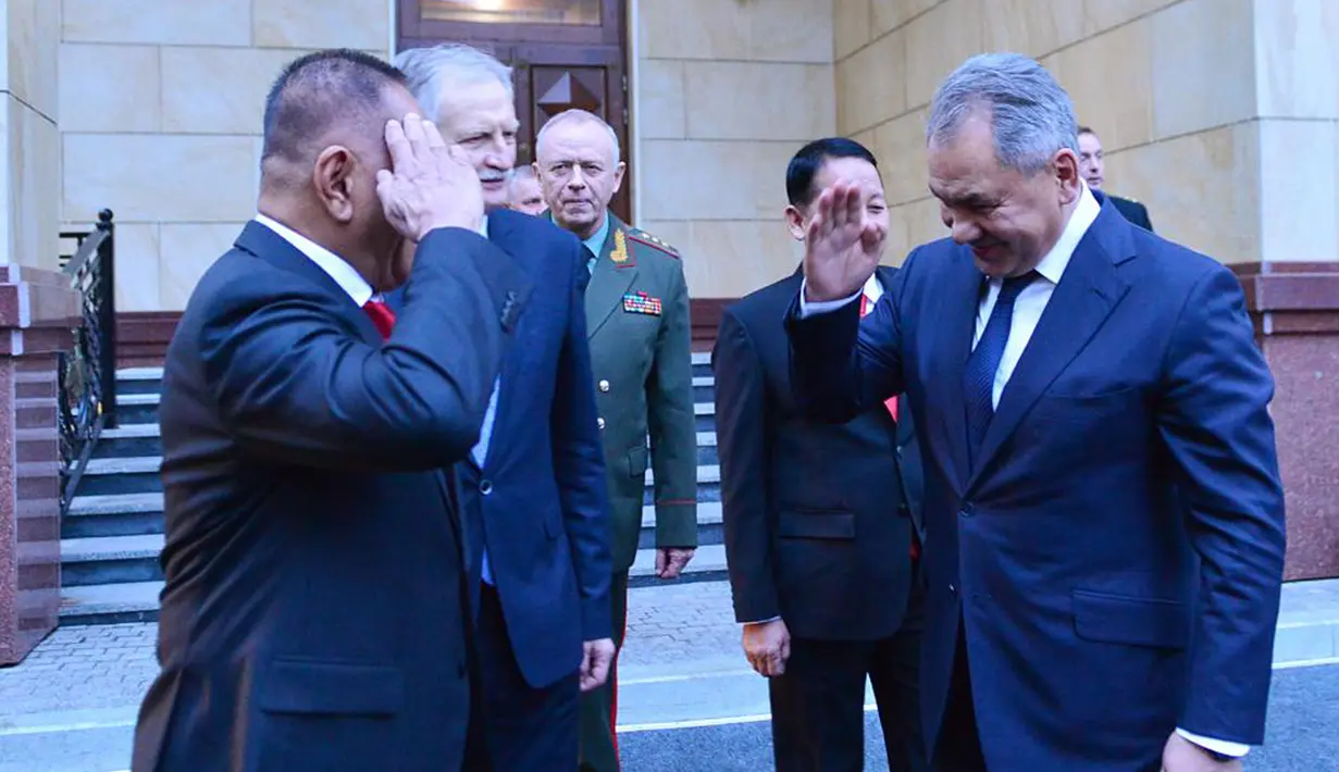 Menhan RI Ryamizard Ryacudu (kiri) bersama Menhan Rusia Sergey Shoigu saat akan menggelar bilateral meeting di Kantor Pusat Kemenhan Rusia, Znamenka Ulitsa Moscow, Rabu (6/2). Pertemuan membahas stabilitas keamanan kawasan. (Liputan6.com/HO/Puskom Kemhan)