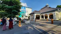 Wali Kota Solo Gibran Rakabuming Raka menyulap rumah dinas wali kota menjadi pasar takjil setiap Sabtu dan Minggu selama bulan Ramadan.(Liputan6.com/Fajar Abrori)