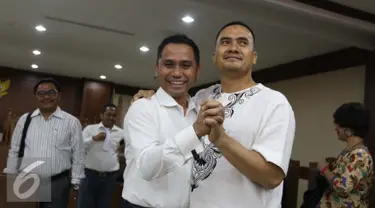 Terpidana kasus pencabulan Saipul Jamil bersalaman dengan Terdakwa Kasman Sangaji usai menjalani sidang terkait kasus suap panitera pengganti PN Jakarta Utara di Pengadilan Tipikor, Jakarta, Senin (19/9). (Liputan6.com/Helmi Afandi)