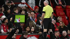 Pertandingan lanjutan Liga Inggris 2025/2026 antara Manchester United melawan Leeds United, Senin (13/04/2026) waktu setempat, diwarnai dengan kartu merah Lisandro Martinez. (AFP/Paul Ellis)