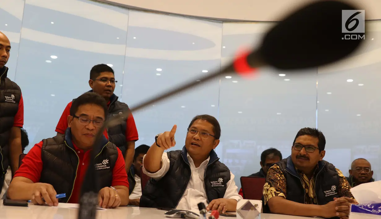 Suasana saat Menkominfo, Rudi Antara (tengah) didampingi Direktur Utama Telkom Indonesia Alex J. Sinaga (kiri) memberi keterangan terkait kerusakan Satelit Telkom 1 di Gedung Merah Putih Telkom, Jakarta, Selasa (5/9). (Liputan6.com/Angga Yuniar)