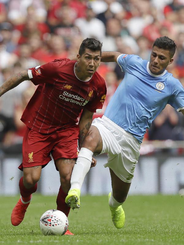 Gelandang baru Manchester City, Rodri berusaha merebut bola dari striker Liverpool pada pertandingan Community Shield di Wembley stadium, London (4/8/2019). Rodri 23 tahun didatangkan City dari Atletico Madrid senilai 62,6 juta pound sterling (Rp 1,11 triliun). (AP Photo/Kirsty Wigglesworth)