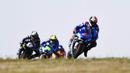 Pembalap Suzuki Ecstar, Alex Rins, memimpin balapan MotoGP Aragon, Spanyol, Minggu (18/10/2020). Alex Rins berhasil finis pertama dengan catatan waktu 41 menit, 54,391 detik. (AP Photo/Jose Breton)