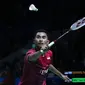 Tunggal putra Indonesia, Tommy Sugiarto mengembalikan kok ke pebulu tangkis China Taipei, Chou Tien Chen pada 16 besar Indonesia Open 2018 di Istora GBK, Jakarta, Kamis (5/7). Tommy unggul 21-13, 14-21, 21-18. (Liputan6.com/Helmi Fithriansyah)