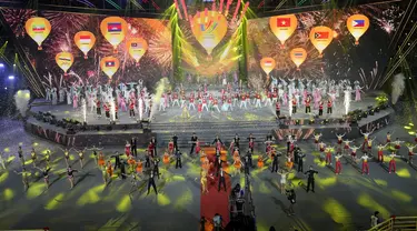 Seniman tampil saat upacara penutupan SEA Games 2021 di Hanoi, Vietnam, 23 Mei 2022. Kamboja akan menjadi tuan rumah SEA Games 2023 mendatang. (AP Photo/Achmad Ibrahim)