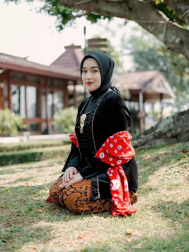 Potret Ririe Fairus mengenakan kebaya kutu baru (Sumber: Instagram/@ririe_fairus)