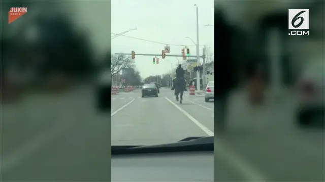Seorang polisi berkuda mampu menghentikan mobil  yang melanggar lalu linta akibat ngebut.