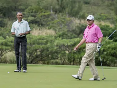 Presiden AS Barack Obama dan PM Malaysia, Najib Razak saat main golf di Hawaii, Rabu (24/12/2014). (AFP PHOTO/Nicholas KAMM)