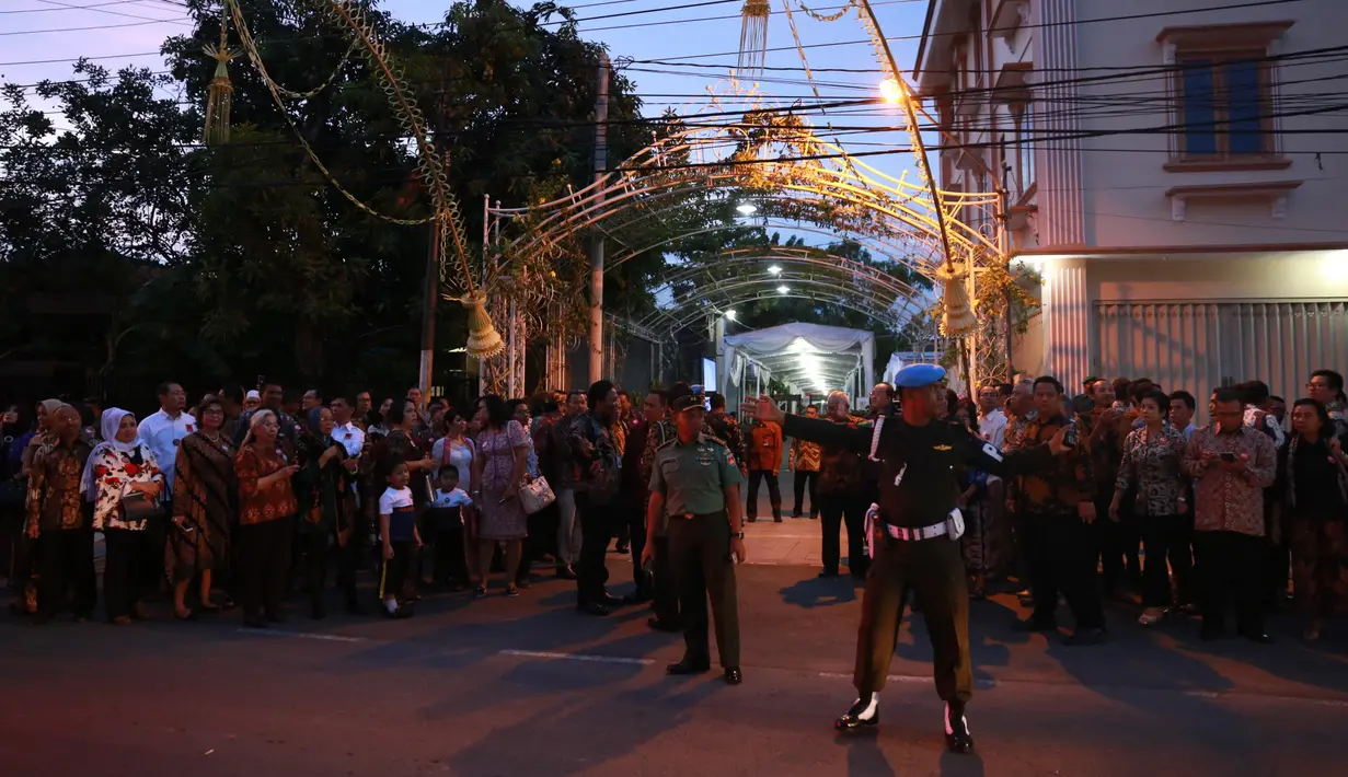 Pihak panitia penyelenggara juga menyediakan tempat mereka di Asrama Haji. "Iya saya tinggal di Asrama Haji. Jumlah pasti Relawan yang hadir kurang tahu saya, tapi iya ribuan," ungkap Yeni, salah satu Relawan yang hadir.(Adrian Putra/Bintang.com)