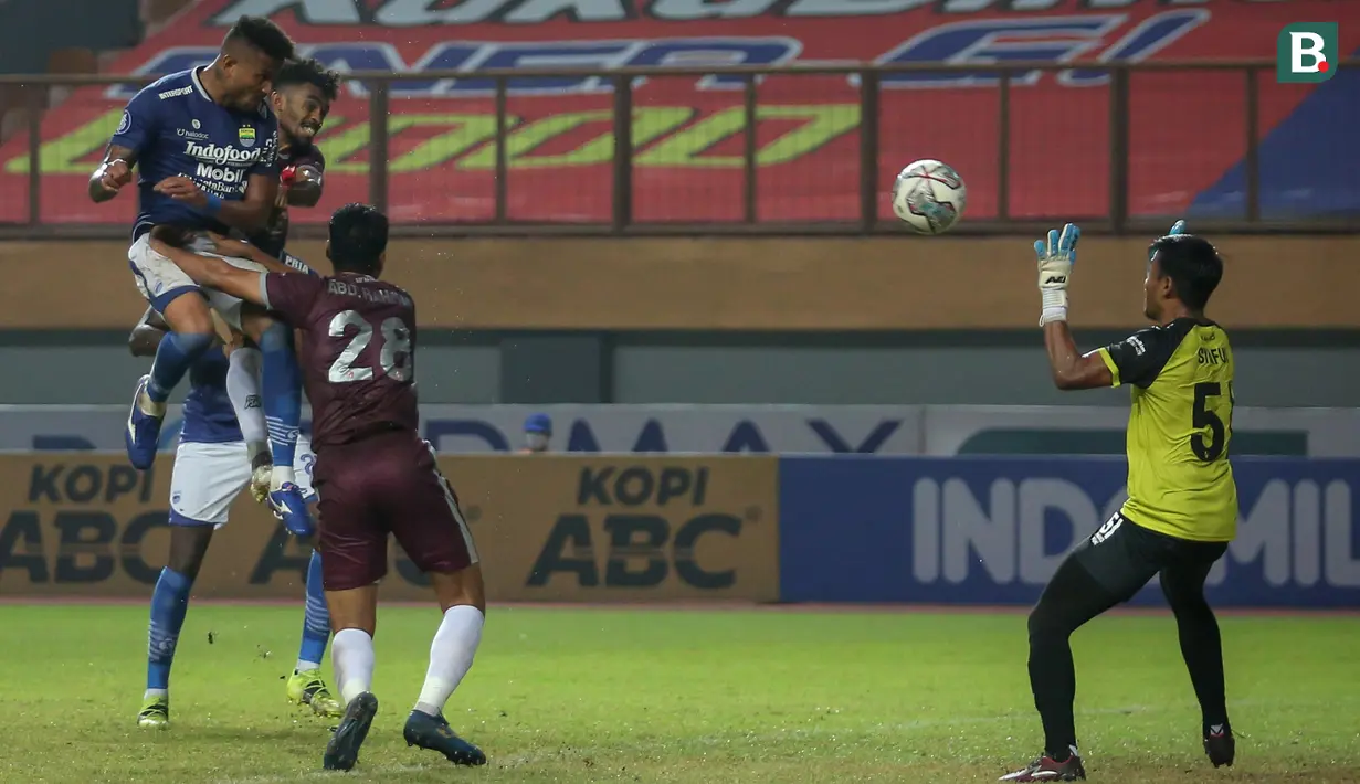 Pemain Persib Bandung, Wander Luiz (kiri atas) berusaha mencetak gol ke gawang PSM Makassar dalam laga pekan ke-6 BRI Liga 1 2021/2022 di Stadion Wibawa Mukti, Cikarang, Sabtu (02/10/2021) WIB. Kedua tim bermain imbang 1-1. (Bola.com/Bagaskara Lazuardi)