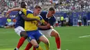 Pemain Swedia Viktor Gyokeres, berebut bola dengan pemain Prancis Dayot Upamecano, dan William Saliba selama pertandingan sepak bola babak 32 besar Piala Dunia antara Prancis dan Swedia di East Rutherford, N.J., dekat New York, (30/06/2028). (AP Photo/Adam Hunger)