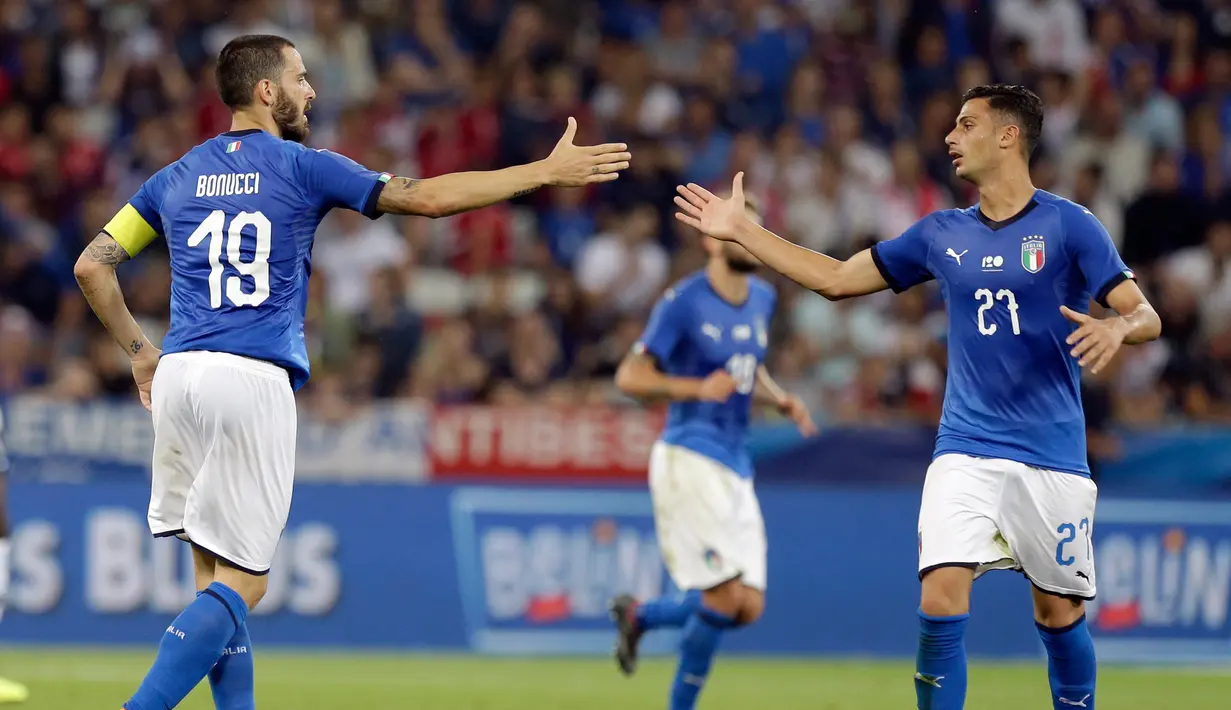 Bek Italia, Leonardo Bonucci (kiri) berselebrasi usai mencetak gol ke gawang Prancis pada pertandingan persahabatan di stadion Allianz Riviera di Nice, Prancis selatan (1/6). Prancis menang telak 3-1 atas Italia. (AP Photo / Claude Paris)
