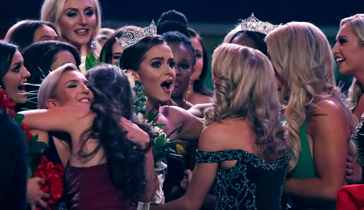Miss Virginia Camille Schrier (tengah) mendapat selamat dari kontestan lainnya setelah memenangkan Miss America 2020 di kasino Mohegan Sun, Uncasville, Connecticut, Amerika Serikat, Kamis (19/12/2019). Camille Schrier terpilih sebagai Miss America 2020. (AP Photo/Charles Krupa)